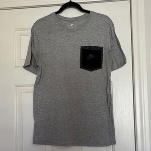 Nike Men's Heather Gray Tee with Black Pocket